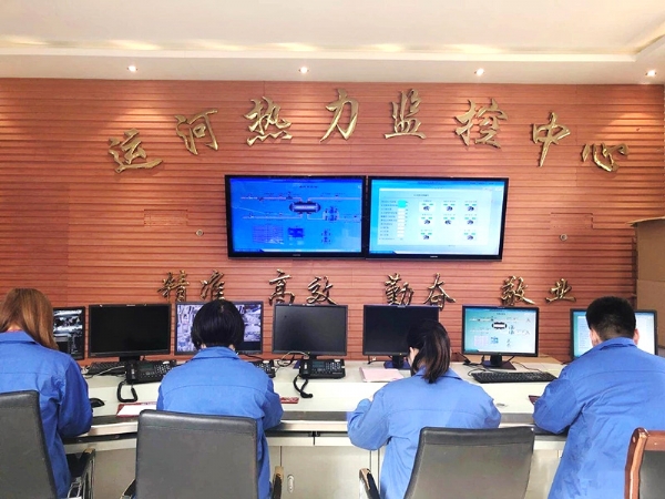 客服人員認(rèn)真接聽(tīng)用戶電話